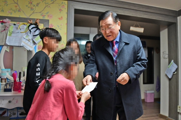 김석환 홍성군수 설맞이 어려운 이웃 위문