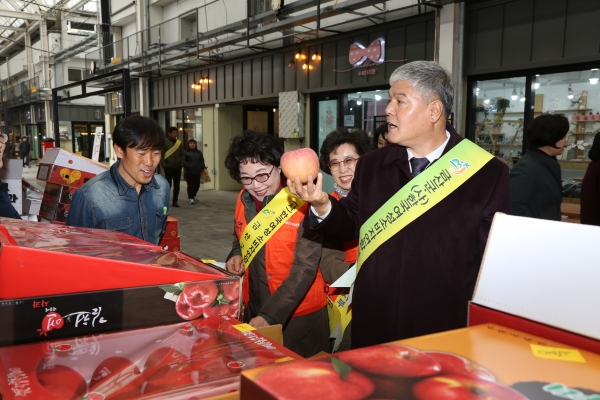 문정우 군수 설명절 맞이 장보기 진행