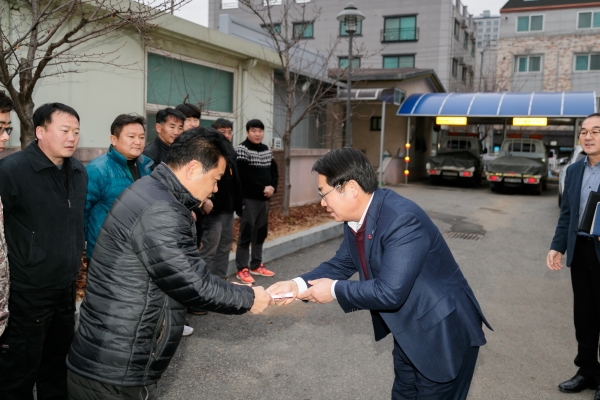 오세현 아산시장이 현업근무자의 노고에 격려하고 있다.