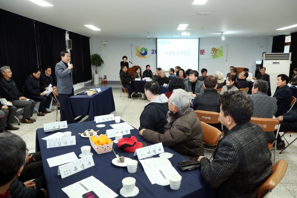 장종태 구청장, 기성동 연두방문 모습