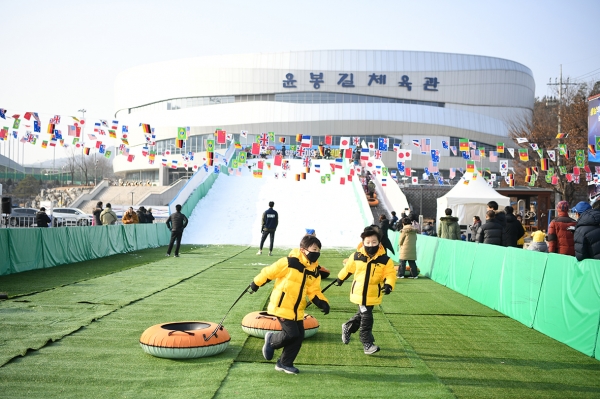 예산군에서 무료로 운영 중인 야외 눈썰매장 모습