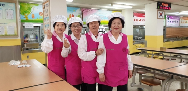 급식도우미 활동 모습