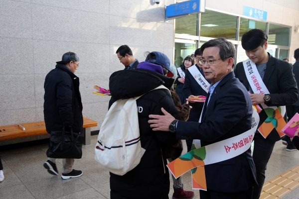 지난 22일부터 23일까지 서천특화시장, 서천역 등 서천군 일원에서 도로명주소 사용 홍보 캠페인 실시