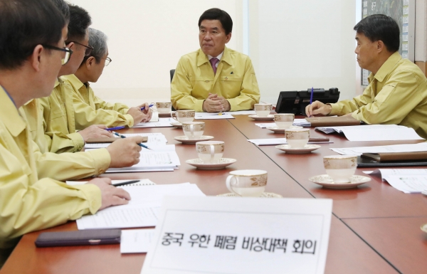 황인호 동구청장, 중국 신종코로나 비상대책 회의 주재 모습