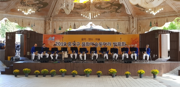 지난해 국회전시회 행사 기간 중 두드림공연장에서 열린 문화예술동아리 발표회에서 한빛색소폰 윈드 앙상블이 색소폰 공연