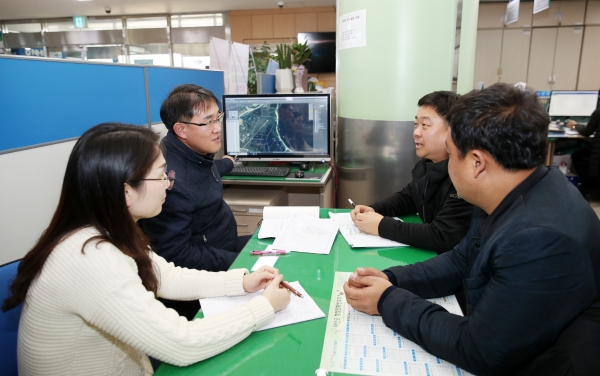 ‘신속민원처리과’ 인허가 민원 상담 모습.