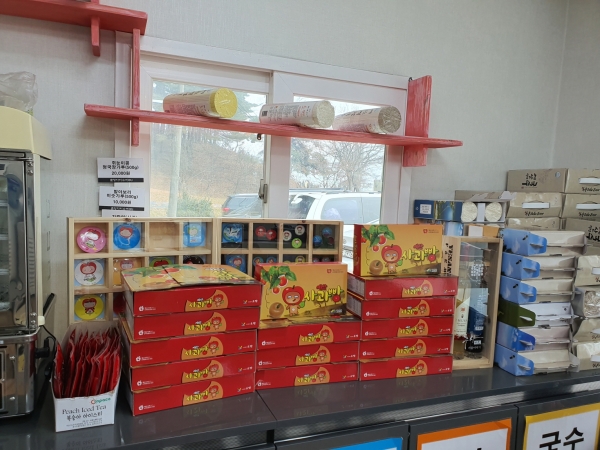 판매대에 진열된 예산사과빵 모습.