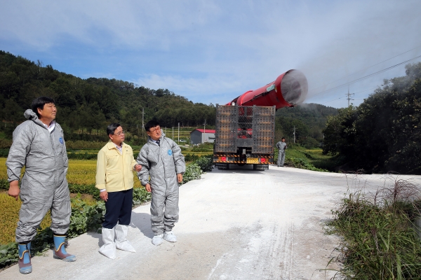 야생멧돼지 포획 강화로 ASF 유입 차단 철저 (지난 9월 노박래 군수의 방역 현장 점검 모습)