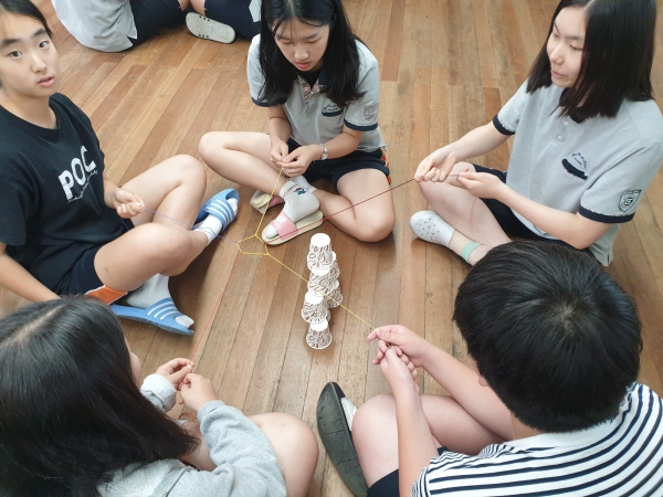 찾아가는 진로직업교실 중 마을탐색과정에 참여한 동화중학교 학생들이 공동체 놀이를 진행하고 있다.