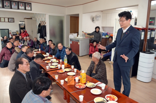 월곡리 마을회관을 방문, 40여 명의 주민들을 만나 마을 숙원사업과 생활 민원 등을 청취하는 김 시장