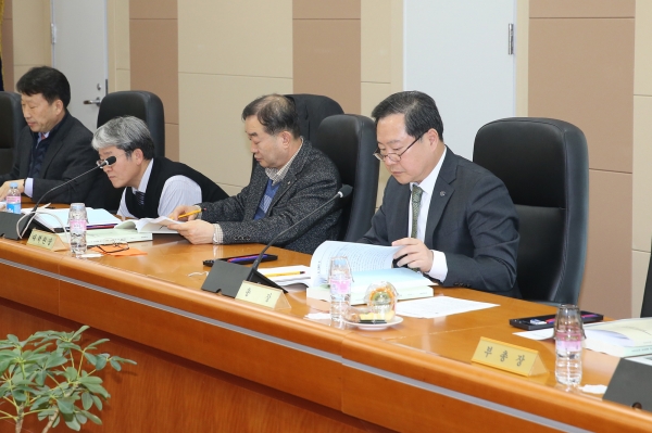 공주대 원성수 총장, 2020년도 각 부서별 주요 업무 보고 받는 모습