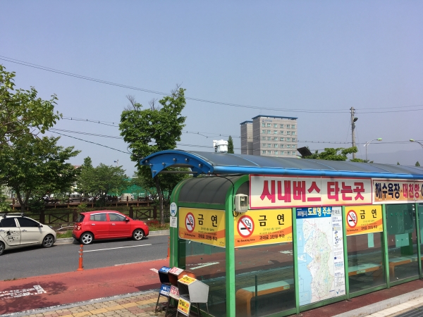 버스승강장 내 와이파이 설치 장면