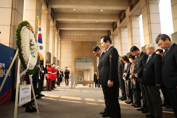 정세균 국무총리가 31일 서울 용산구 전쟁기념관에서 열린 6.25전쟁 70주년 사업추진위원회 개최에 앞서 김은기 민간위원장 및 주요내빈들과함께 무명용사 기념비에 헌화를 하고 있다