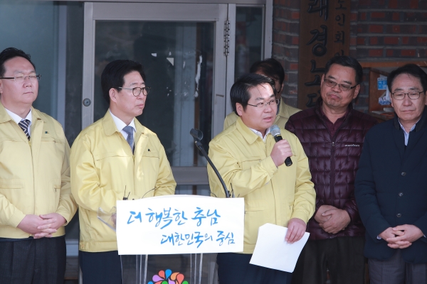 오세현 아산시장이 경찰 인재개발원 임시생활시설이 소재한 초사동 마을회관에서 양승조 충남도지사와 기자회견을 가졌다.