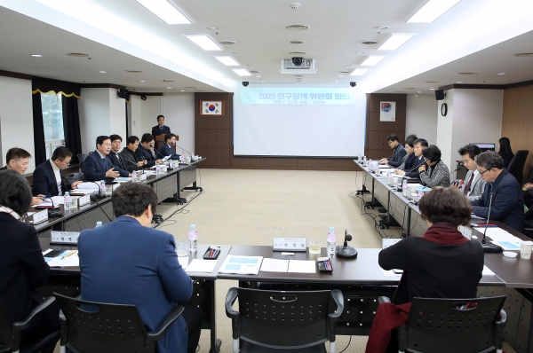 ​지난달 31일 서구청 장태산실에서 인구 위기에 대응하는 주요 인구시책들을 검토하고 논의하고자 열린, 인구정책 위원회 개최장면​