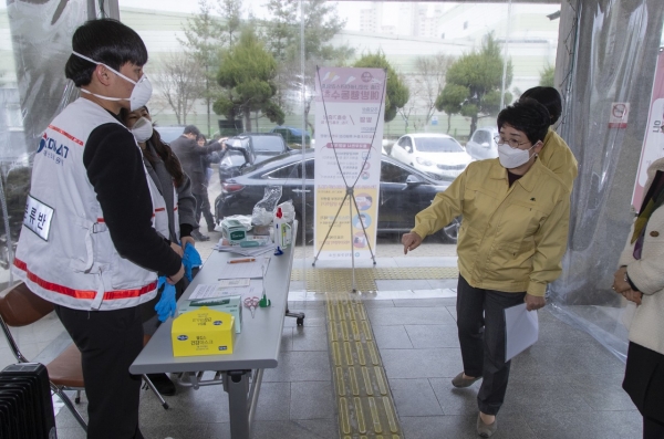 박정현 대덕구청장이 지난 1일 대덕구 보건소를 찾아 신종코로나 바이러스 감염병 대응 현장을 점검하는 모습