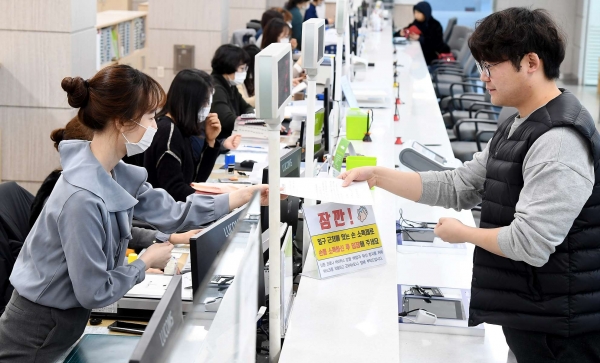 마스크를 쓰고 근무하는 중구 직원