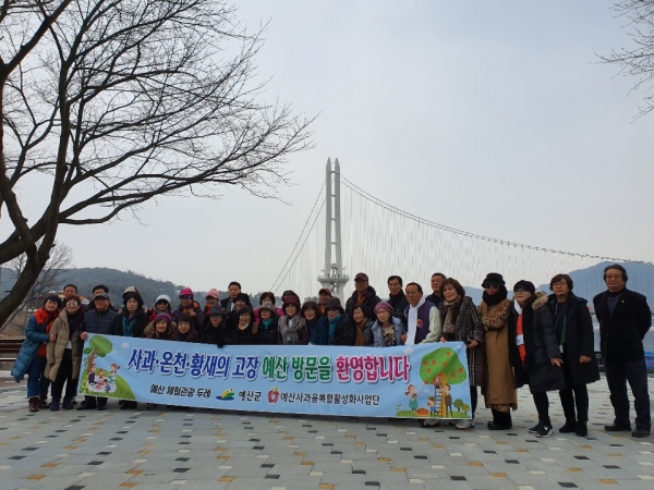 출렁다리를 찾은 방문객들이 기념촬영을 하는 모습