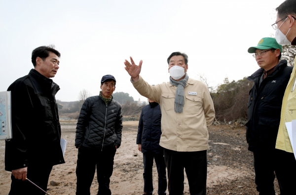 지난 1일 고남면 누동3리 현장을 방문한 가세로 군수 모습.