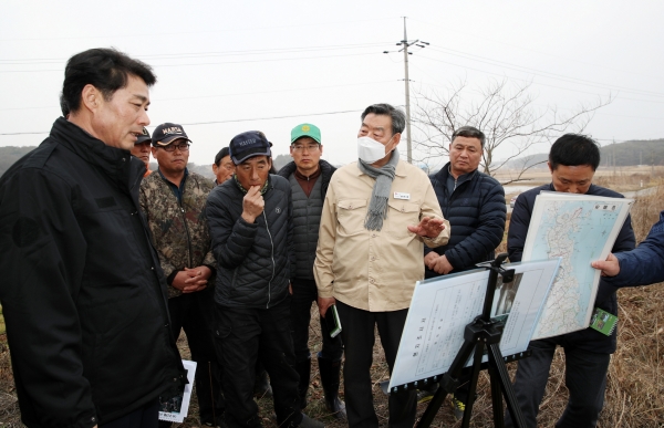 지난 1일 고남면 누동3리 현장을 방문한 가세로 군수 모습.