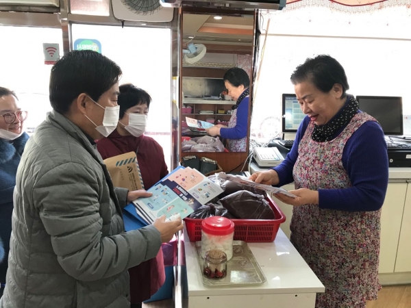 대덕구 소비자식품위생감시원, 코로나 바이러스 예방 홍보 활동 모습