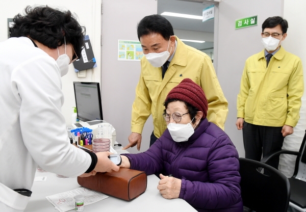 박용갑 중구청장, 신종코로나바이러스감염증 선별진료소 방문