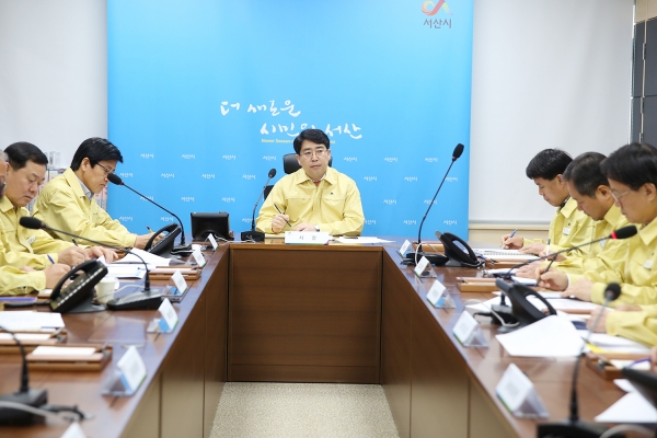 맹정호 서산시장이 31일 재난안전상황실에서 신종 코로나 바이러스 차단을 위한 대책회의를 주재하고 있다.