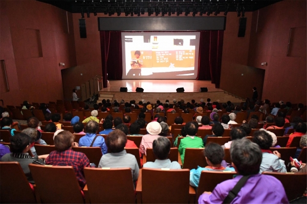 지난해 10월 문해학습자들이 군청 추사홀에서 영화 시인할매를 관람하는 모습