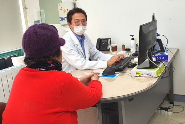 청양의료원 제2내과 신설-유지형 전문의 진료 모습.