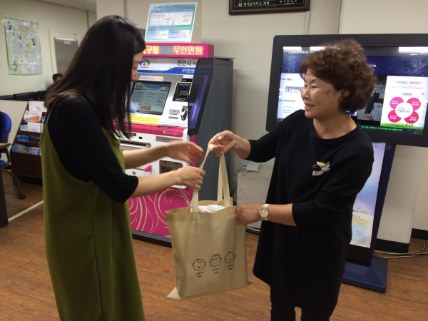 천안시가 출산축하용품을 시민에게 전달하고 있다.