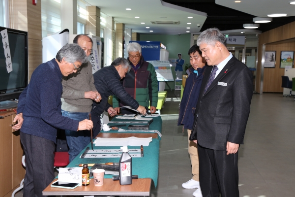 문정우 금산군수가 입춘방 써주기 행사에 함께하는 모습