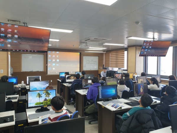 초등학생 대상 코딩교육 실시 모습