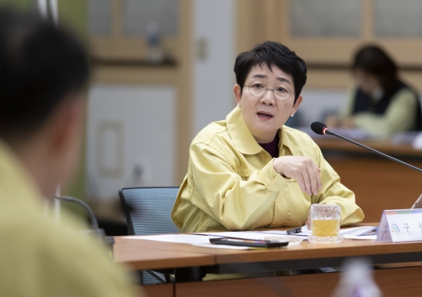 지난 4일 구청 중회의실에서 박정현 대덕구청장(가운데)은 대덕구재난안전대책본부를 소집하고 감염병 확산 방지를 위한 모의 대응훈련을 주재했다.