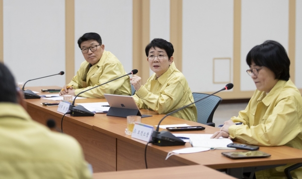 지난 4일 구청 중회의실에서 박정현 대덕구청장(가운데)은 대덕구재난안전대책본부를 소집하고 감염병 확산 방지를 위한 모의 대응훈련 주재