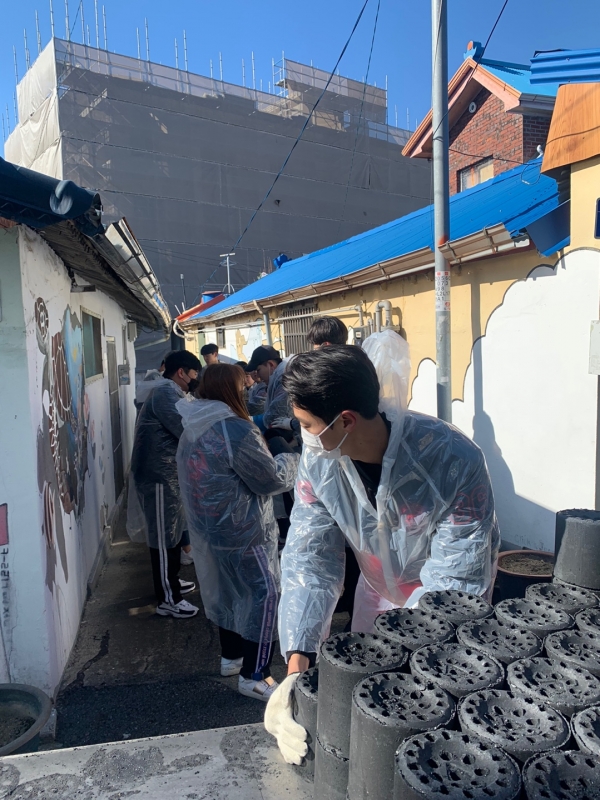 한밭대학교 총학생회 임원단과 서포터즈 학생들로 구성된 학생봉사단이 합심하여 연탄을 나르고 있다