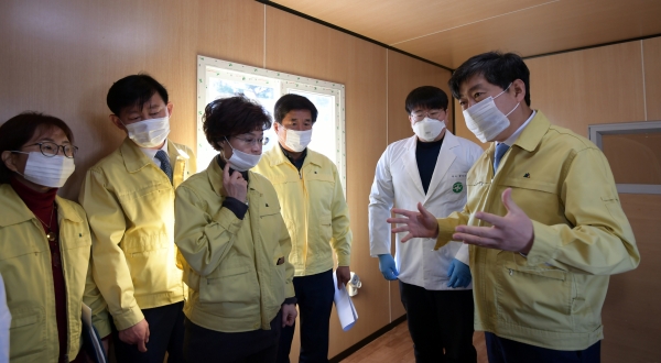 황명선 논산시장, 선별진료소 찾아