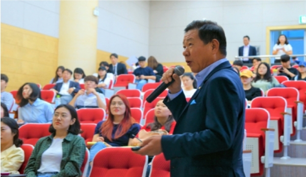 지난해 8월 글로벌 길라잡이로 나선 하용화 세계한인무역협회(World OKTA) 회장 특강모습.