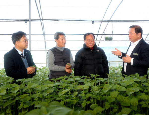 김부성 충남농업기술원장(왼쪽 첫 번째)가 이갑수 소장(오른쪽 첫 번째)을 만나 현장 소통을 하고 있다.