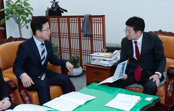 허태정 시장(좌)이 이종구 산자위원장을 방문한 자리에서 균특법 개정안 통과를 위한 협조를 요청했다.