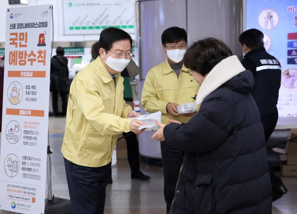 6일 도시철도 시청역에서 ‘신종 코로나 바이러스 확산 예방’ 캠페인을 전개하고 있는 장종태 서구청장