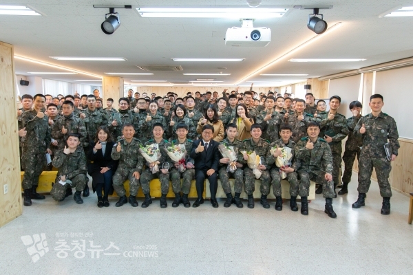 육군 32보병사단 승리연대 장병들과 최교진 교육감