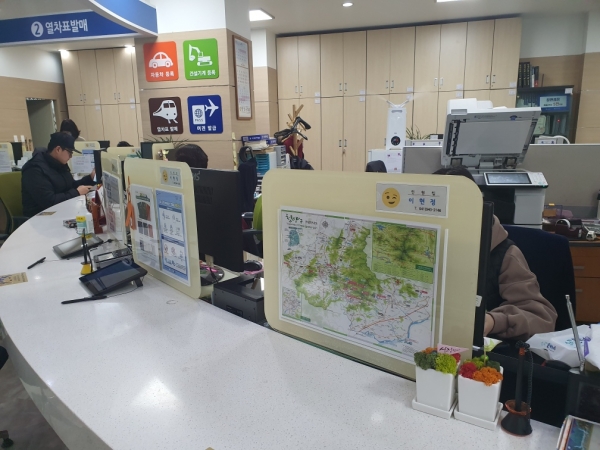 청양군, 모니터 뒷면 ‘소통게시판’ 활용 모습