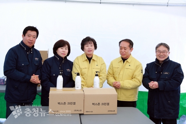 부여군의회 의장이 손 소독제를 전달하고 있다.