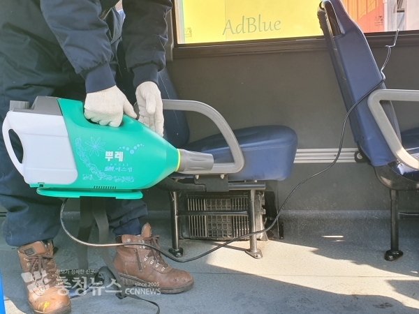 버스 내부를 소독하는 모습