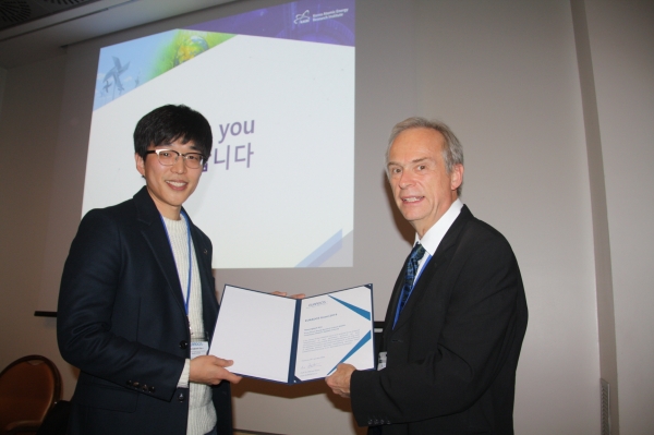 한국원자력연구원 김형택 선임연구원(왼쪽)이 유럽방사선량연구그룹 베르너 훔 회장(Dr. Werner Rhüm, 오른쪽)으로부터 상을 수여받고 있다.