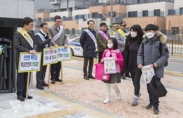 솔빛초서 통학로 안전캠페인 펼치는 최교진 세종시교육감.(왼쪽 첫 번째)