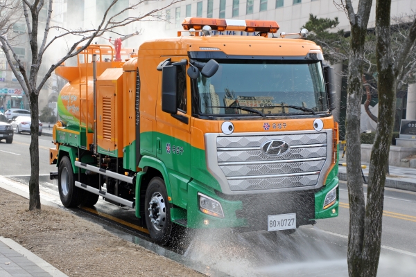 10일 오전 온천로 일원에서 운영 중인 미세먼지 저감 살수차 ‘말끄미’