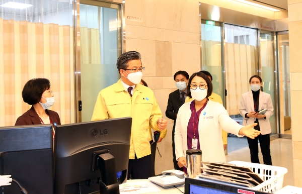 11일 오전 유성선병원을 방문한 정용래 유성구청장이 선별진료소 운영현황을 점검하고 있다