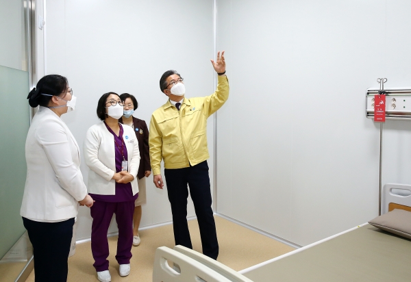 11일 오전 유성선병원을 방문한 정용래 유성구청장이 선별진료소 운영현황 점검
