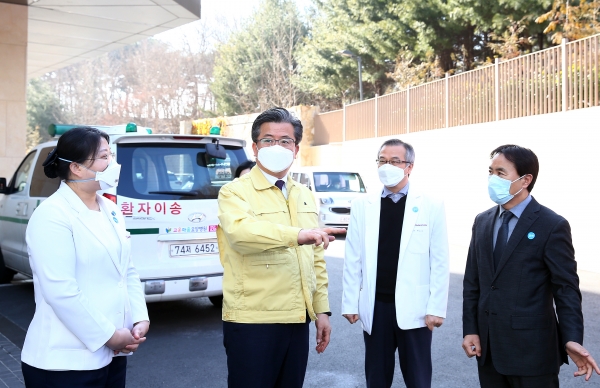 11일 오전 유성선병원을 방문한 정용래 유성구청장이 선별진료소 근무자들을 격려하고 있다.